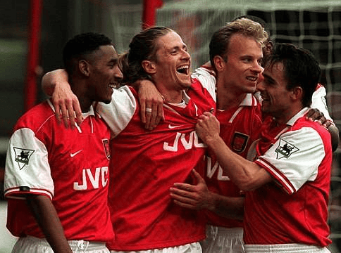 英超领头羊VS德甲劲旅：阿森纳与勒沃库森的欧冠对决，谁能晋级